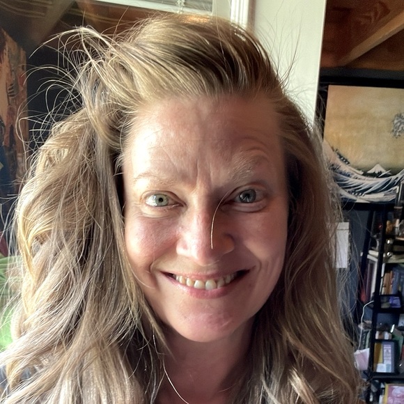 Meet your Posher, Melissa - Picture 1 of 4